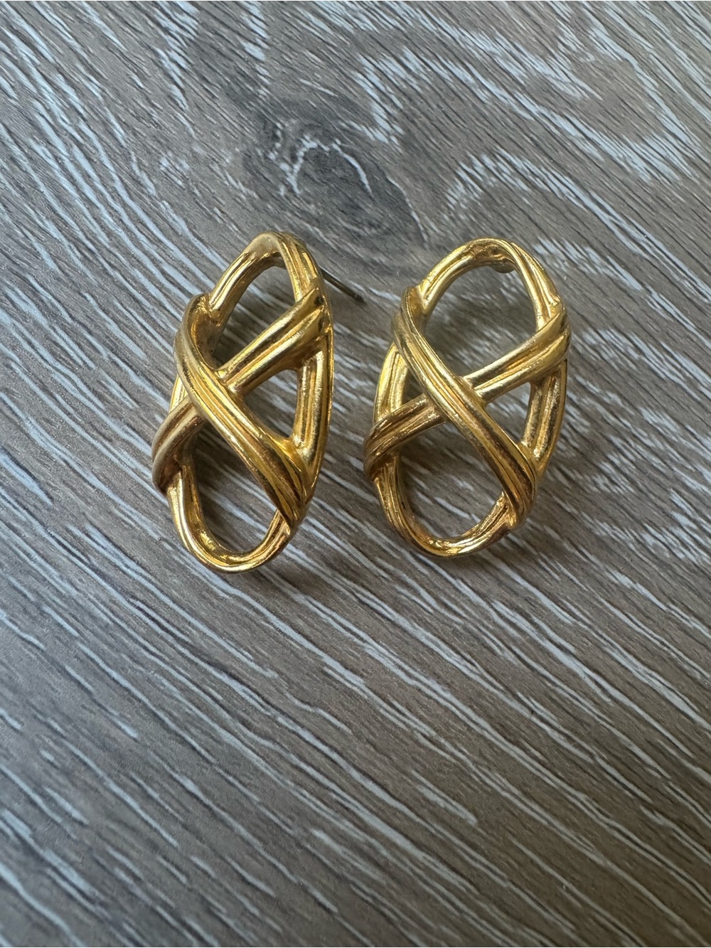 Gold Tone Oval Crisscross earrings vintage 1980’s and 1990’s